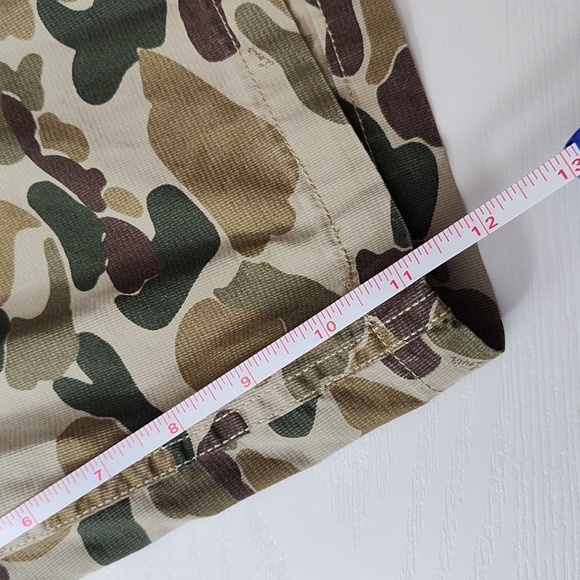 Levi Strauss & Co. Loose fit Camo Cargo Shorts. Size 40 - Picture 5 of 15